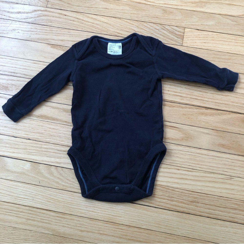 Uniqlo long sleeved bodysuit onesie 6-12 months